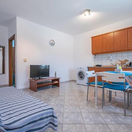A & K Vacation House Varos Bagian luar foto