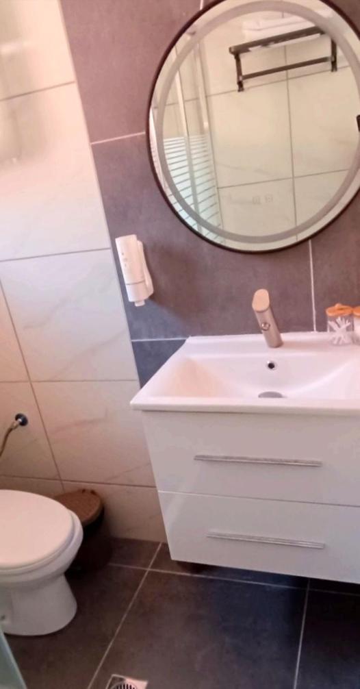 A & K Vacation House Varos Bagian luar foto