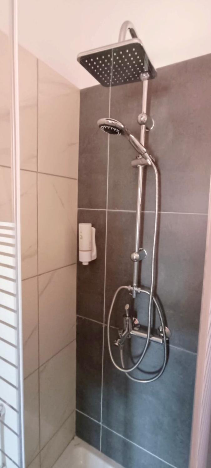 A & K Vacation House Varos Bagian luar foto